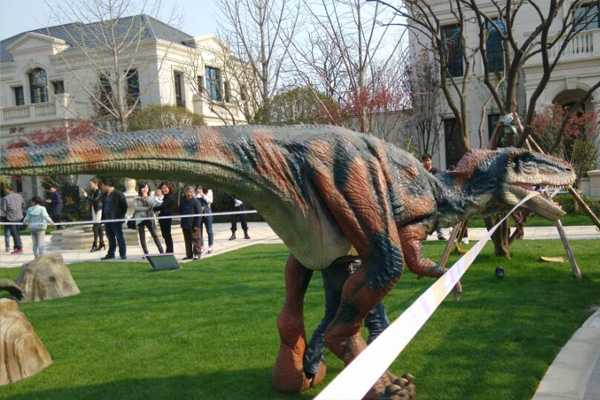 为什么有些恐龙这么大？《恐龙百科全书》展示了光影下的恐龙模型